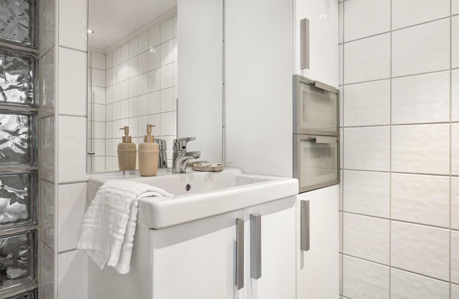 Apartment Walking Distance To Center With Private Parking *